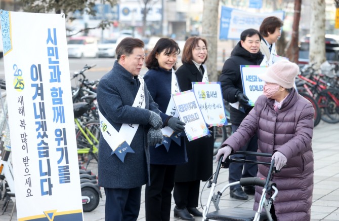 박승원 시장(왼쪽)이 24일 아침 철산역 2번 출구 앞에서 출근길 시민들에게 설날 인사를 전하며 소통하는 시간을 가지고 있다. 사진=광명시