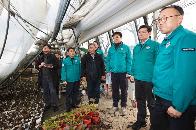 지난해 12월 1일 이상일 용인특례시장이 이한경 행정안전부 차관과 처인구 남사읍 폭설 피해를 입은 화훼 농가를 방문하고 있다. 사진=용인특례시