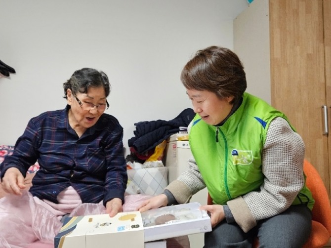 한국토지주택공사(LH)는 다가오는 설을 맞아 지역 임대주택 입주민을 대상으로 떡국떡 등 명절 물품 나눔 활동을 실시했다고 24일 밝혔다. 사진=LH