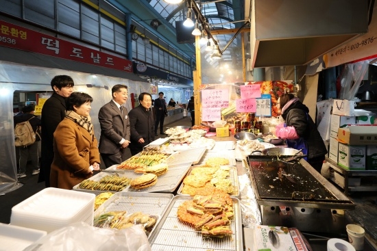 정해권 인천시의회 의장, ‘설 명절’ 민생 챙기기 전통시장 방문 모습. 사진=인천시의회 