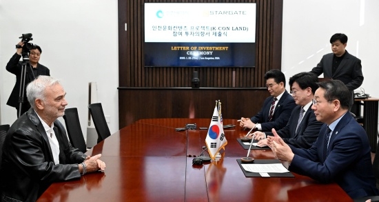 유정복 인천시장이 미국 로스앤젤레스에서 열린 '인천문화컨텐츠 프로젝트((K-CON LAND) 투자의향서 제출식'에서 Stargate Studio 샘 니콜슨 최고경영자와 협력방안을 논의하고 있다. [사진 제공=인천시]