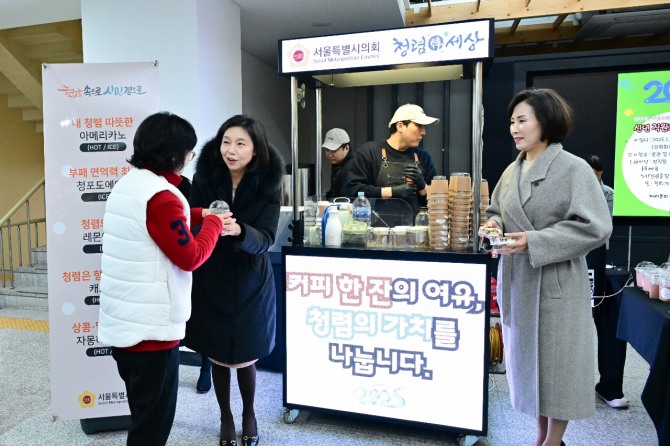직원들에게 청렴 음료와 떡 나눠주는 최호정 서울시의회 의장(왼쪽)와 이숙자 운영위원장. 사진=서울시의회