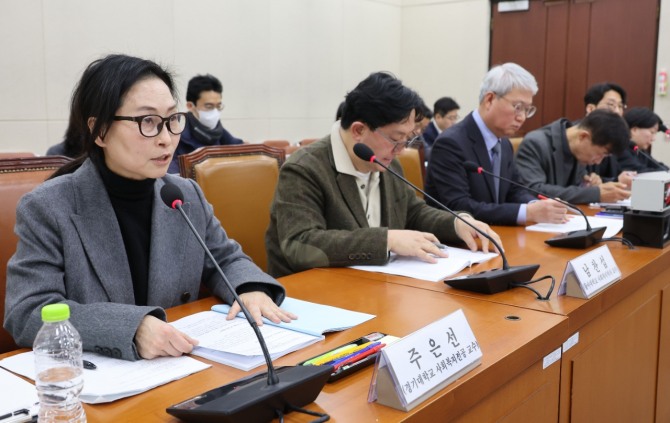 23일 오전 서울 여의도 국회 보건복지위원회 회의실에서 열린 국민연금법 개정안에 대한 공청회에서 주은선 경기대학교 사회복지전공 교수가 발언하고 있다.  사진=연합뉴스