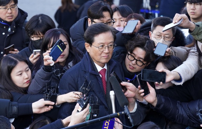 윤석열 대통령 측 법률대리인인 윤갑근 변호사가 23일 오후 서울 종로구 헌법재판소에서 열린 윤석열 대통령 탄핵심판 4차 변론기일에 참석하며 취재진의 질문에 답하고 있다. 사진=뉴시스