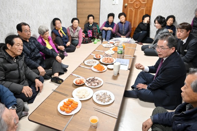 김진열 군위군수가 리별 경로당 순회대화를 하고 있다. 사진=군위군 