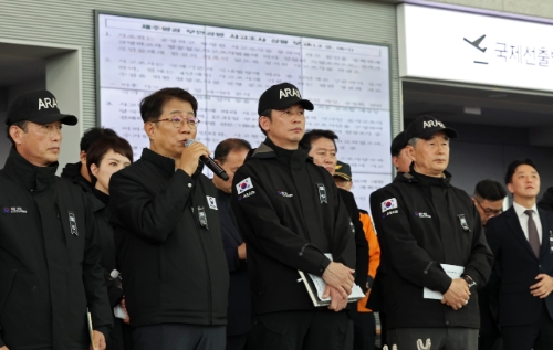  제주항공 여객기 참사 엿새째인 지난 3일 오전 전남 무안국제공항 대합실에서 항공철도사고조사위원회(항철위) 조사단과 함께 유가족에게 브리핑하고 있다. 사진=연합뉴스