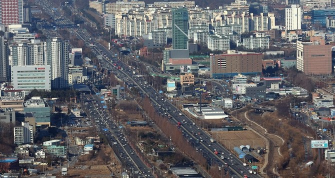 24일 오후 경찰특공대 헬기에서 바라본 경기도 용인시 신갈IC 인근 경부고속도로가 귀성차량 등으로 정체되고 있다. 사진=연합뉴스