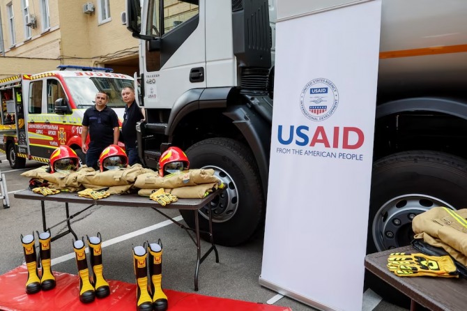 지난 2023년 7월 17일(현지시각) 러시아와 전쟁 중인 우크라이나 키이우에서 미국 국제개발처(USAID)가 진행한 구조장비 지원 관련 기자회견에서 키이우 구조대원들이 새로운 구조장비를 지켜보고 있다. 사진=로이터