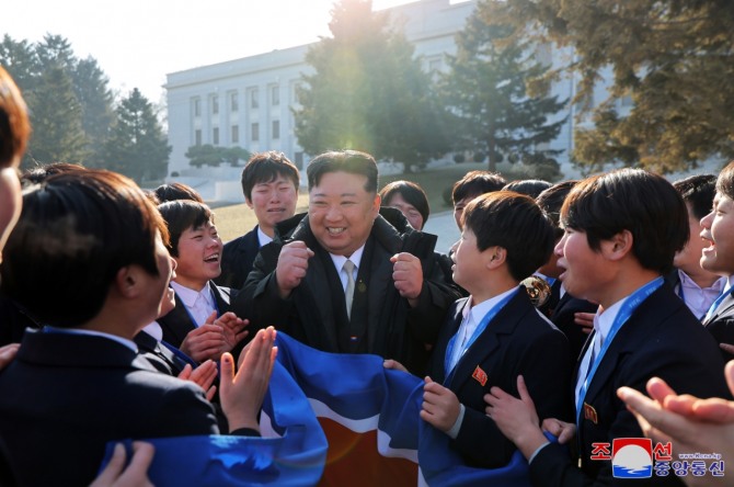 김정은 북한 국무위원장이 새해를 맞아 노력혁신자, 공로자들과 지난 2일 기념사진을 찍었다고 조선중앙통신이 3일 보도했다. 사진=연합뉴스(평양 조선중앙통신)