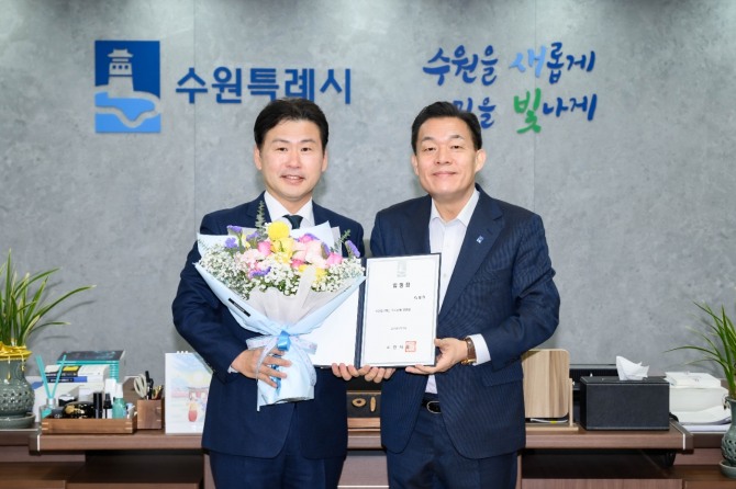 31일 이재준 수원시장(오른쪽)이 이병진 신임 수원도시재단 이사장에게 위촉장을 수여하고 있다. 사진=수원특례시