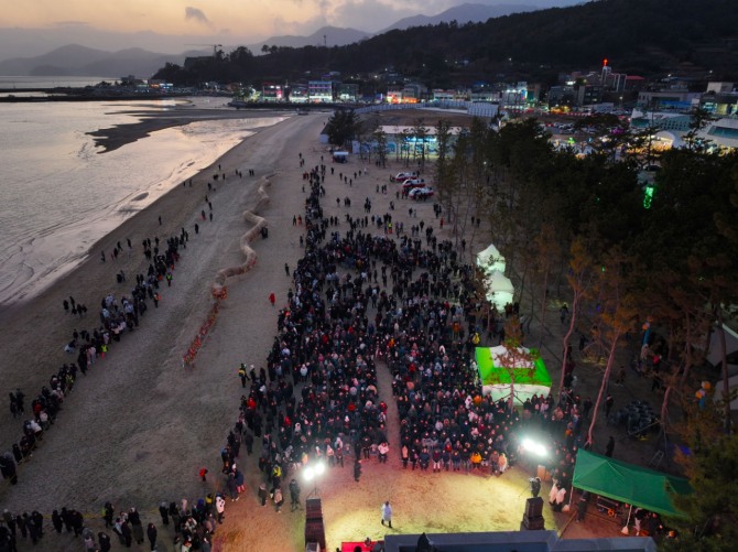 보성군은 27일 보성군 대표 관광지인 율포솔밭해수욕장에서 청사의 해를 맞아 국내 최장 규모 뱀 모양의 달집을 태우는 ‘2025 설 맞이 달집 태우기 행사’를 성공적으로 개최했다고 밝혔다. / 전남 보성군=제공