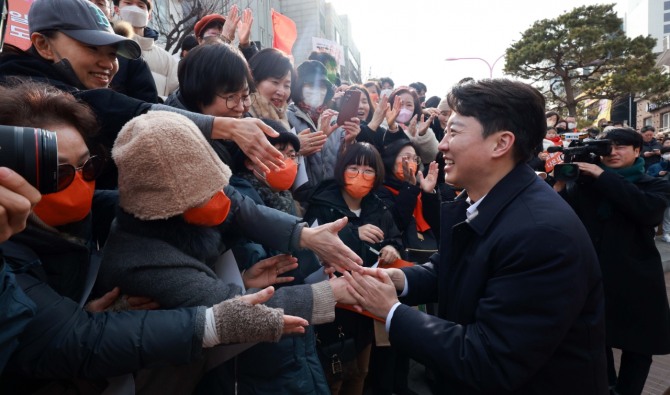 이준석 개혁신당 의원이 2일 서울 마포구 홍대 레드로드 버스킹거리에서 정치현안관련 기자회견을 하기 전 지지자들과 인사를 하고 있다. 사진=뉴시스