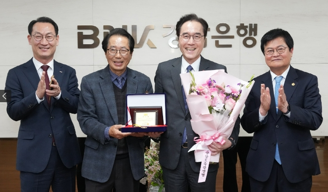 예경탁(왼쪽 세 번째) BNK경남은행장이 경상남도육상연맹 회장 당선패 전달식에서 구태근 경남은행 상무, 장운익 경남육상연맹 선거운영위원장, 유헌태 경남육상연맹 부회장과 기념 촬영을 하고 있다. 사진=경남은행 