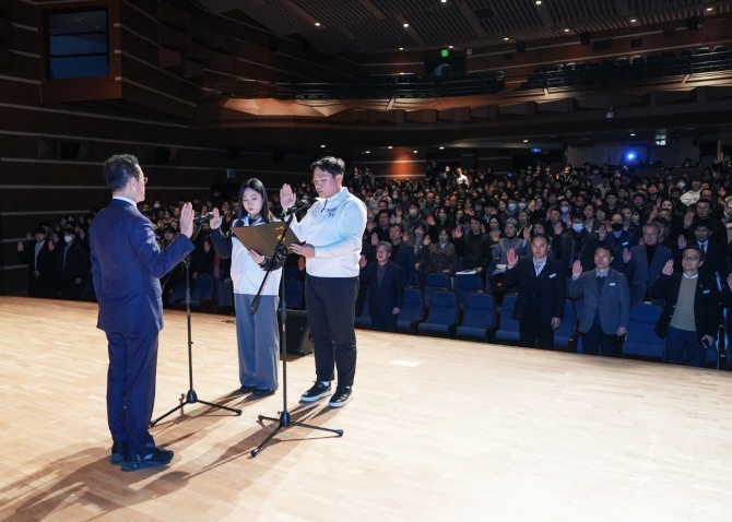 3일 열린 '청렴 실천 다짐 선서식'에서 영천시 남녀 직원들이 선서를 하고 있다. 사진=영천시 