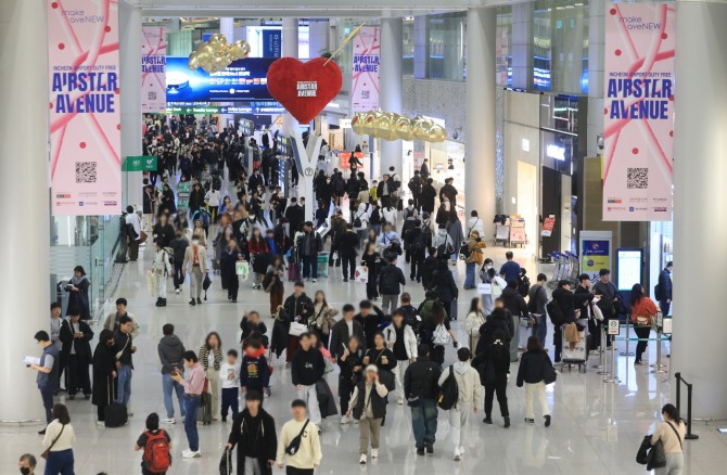 설 명절 연휴를 앞둔 지난달 22일 오전 인천국제공항 제1여객터미널 면세 구역이 승객으로 붐비고 있다. 사진=연합뉴스.