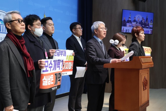 연금연구회 리더 윤석명 한국보건사회연구원 명예연구위원이 4일 오전 서울 여의도 국회 소통관에서 열린 연금개혁 관련 긴급 기자회견에서 발언을 하고 있다. 사진=뉴시스