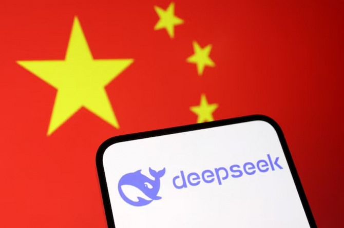 Deepseek 로고와 중국 국기. 사진=로이터