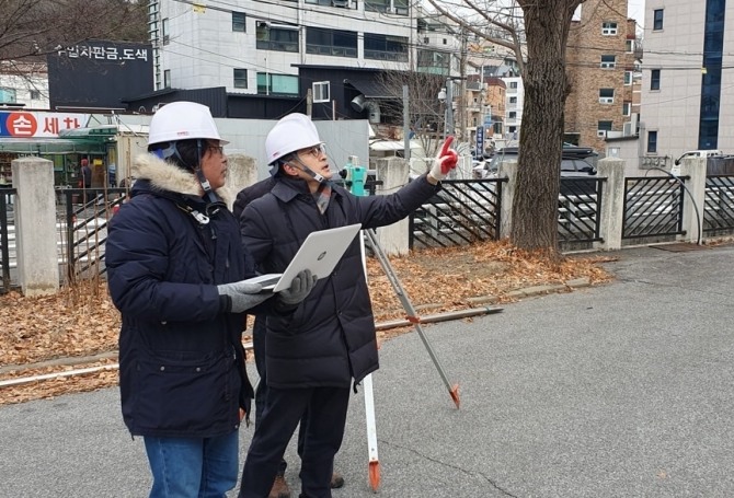 지난 5일 박종각 성남시의원이 이매1동 복합청사 착공 현장 방문해 안전 점검을 당부하고 있다. 사진=성남시의회