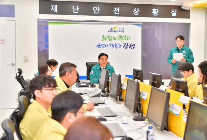 김한종 장성군수가 4일 폭설에 대응해 가용 행정력을 총동원할 것을 관계부서에 주문했다. / 전남 장성군=제공