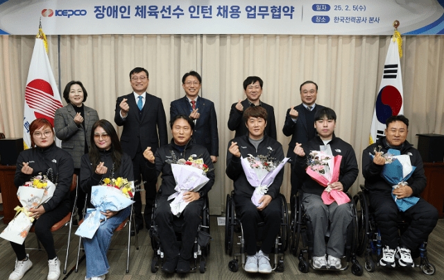 (뒷줄 왼쪽부터) 서은영 한국장애인고용공단 전남지사장, 명창환 전라남도 행정부지사, 안중은 한전 경영관리부사장, 이상갑 광주광역시 문화경제부시장이 5일 한국전력공사 본사에서 장애인 체육 선수 고용 창출 확대를 위한 업무협약을 체결한 후 참석자들과 기념촬용을 하고 있다. 사진=한전