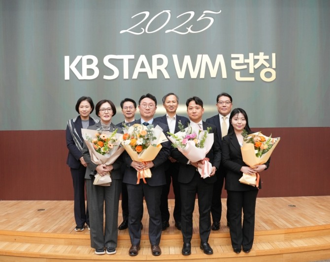 정문철 KB 라이프 대표이사 사장(뒷줄 왼쪽 세번째)은 지난 5일KB라이프타워에서 개최한 ‘KB STAR WM’ 출범 기념식 행사에 참석해 2025년 새롭게 선정된 KB STAR WM과 함께 기념사진을 촬영하고 있다. 사진=KB라이프 제공.