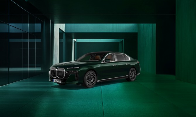 BMW 750e xDrive M 스포츠 인디비주얼 페리도트 그린 에디션으로 국내 소비자들에게 많은 사랑을 받아온 베스트셀링  모델 중 하나다. 사진=BMW 코리아