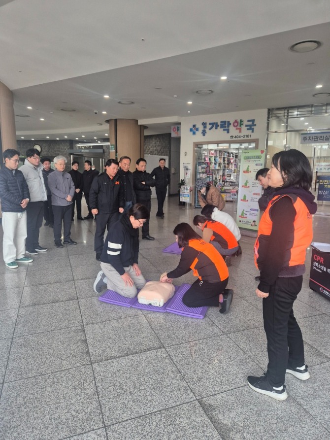 문영표 서울시농수산식품공사 사장이 심폐소생술 실습 교육을 체험하고 있다. 사진=서울시농수산식품공사 