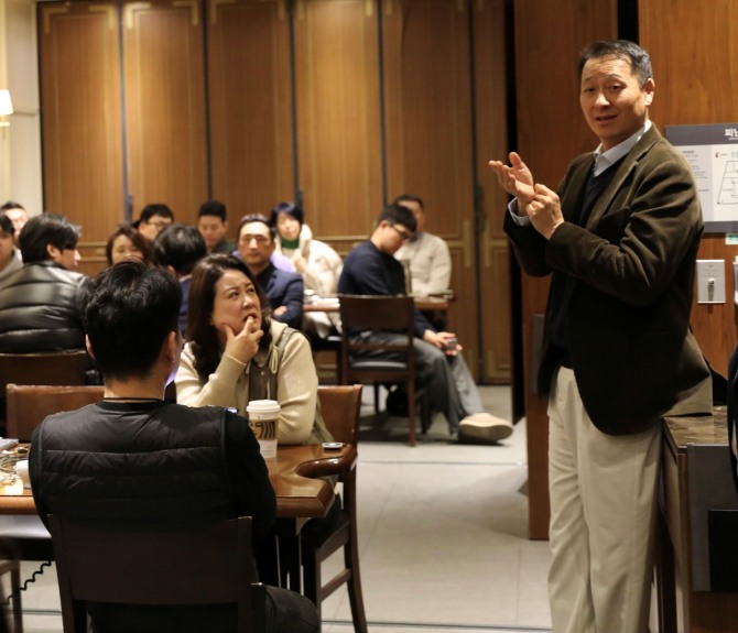 지난 5일 창고43 교대점에서 열린 수도권 가맹점주협의회와의 '2025 1분기 간담회'에서 송호섭 다이닝브랜즈 대표(오른쪽 첫번째)가 가맹점주들과 다양한 논의를 이어가고 있다.  /사진=bhc