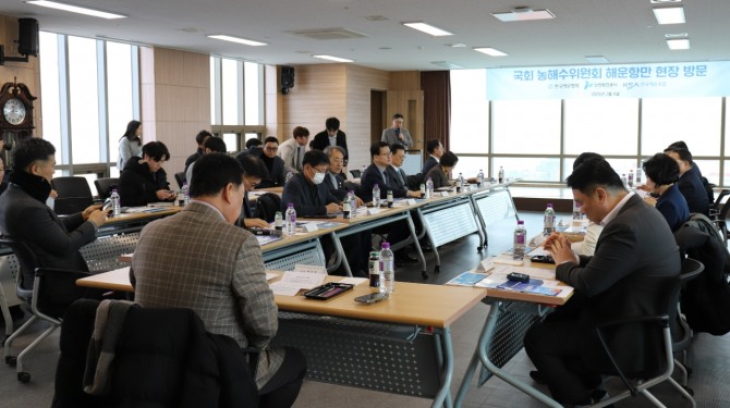 국회 농림축산식품해양수산위원회 위원들과 한국해운협회 등 해운업계 관계자들이 6일 인천신항에서 간담회를 진행하고 있다. 사진=한국해운협회