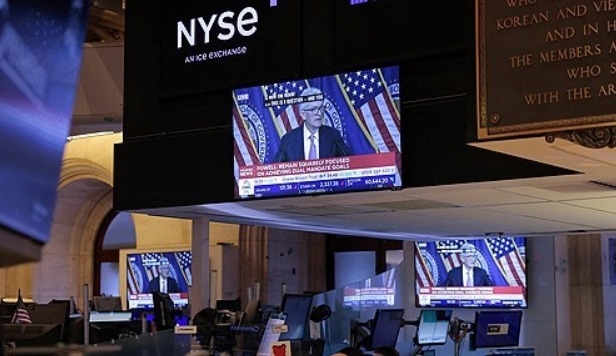 2024년 9월 18일 미국 뉴욕증권거래소(NYSE)의 화면에 제롬 파월 연방준비제도 의장이 정책회의 이후 기자회견을 하는 내용이 방영되고 있다. 사진=로이터/연합뉴스