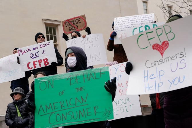 도널드 트럼프 미국 대통령 정부가 연방정부 기관인 소비자금융보호국(CFPB)을 폐지하려 하자 직원들이 8일(현지 시각) 항의 시위를 하고 있다. 사진=로이터/연합뉴스