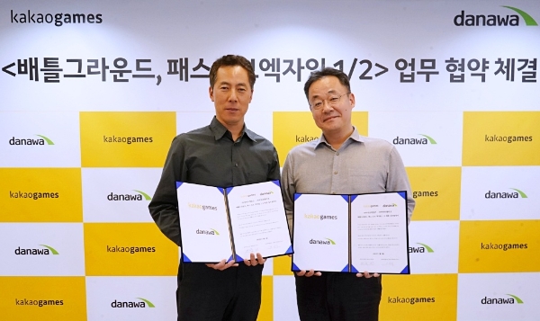박택곤 카카오게임즈 마케팅본부장(왼쪽)과 안준모 커넥트웨이브 다나와 영업본부장. 사진=카카오게임즈