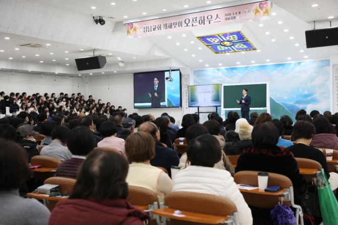 지난 8일 이기원 요한지파장이 신천지 성남교회서 열린 오픈하우스 초청 강연을 하고 있다. 사진=신천지 성남교회