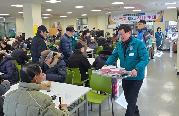 정종복 기장군수가 떡국나눔행사에서 떡국을 배식하고 있다. 사진=기장군