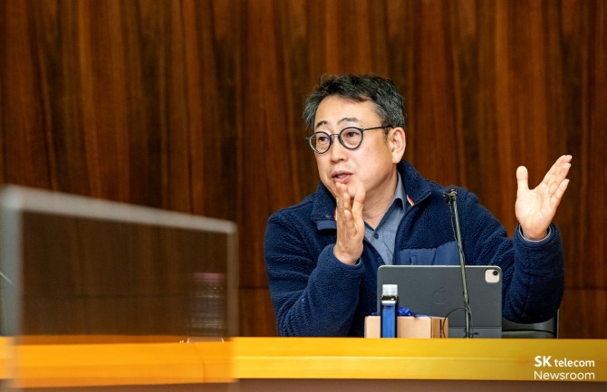 지난 7일 신임팀장과의 대화 자리에서 SKT 유영상 CEO가 이야기를 나누고 있다. 사진=SK텔레콤