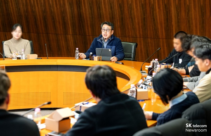 유영상 CEO와 신임 팀장들이 대화를 나누는 모습. 사진=SK텔레콤 