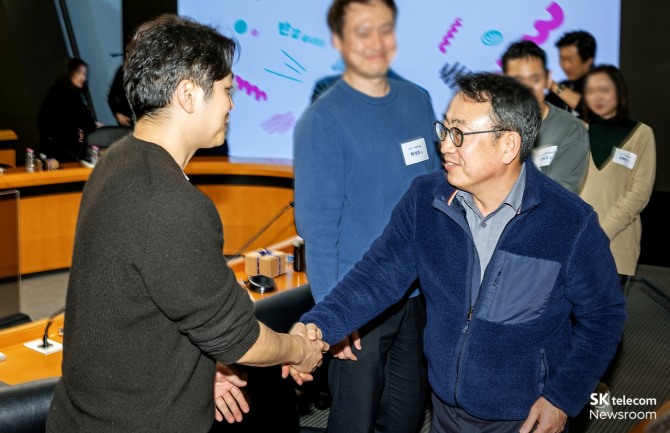 신임 팀장과의 대화가 마무리된 후 팀장들과 악수하는 유영상 CEO.  사진=SK텔레콤