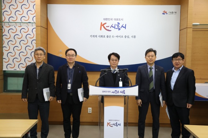 11일 열린 언론브리핑에서 정호기 시흥시 경제국장(가운데)이‘2025 지역 경제 활성화 추진 계획’을 발표하고 있다. 사진=시흥시