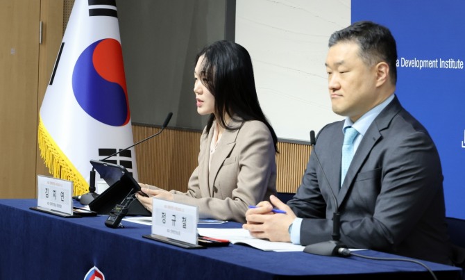 한국개발연구원(KDI) 정규철 경제전망실장과 김지연 경제전망실 전망총괄이 11일 세종시 정부세종청사에서 2025년 국내경제 수정 전망을 발표하고 있다. KDI는 대내외 경제 여건 악화로 내수와 수출 증가폭이 모두 축소될 것을 우려하며 경제성장률 전망치를 기존 2.0%보다 0.4%p 낮춘 1.6%로 하향 조정한다고 밝혔다. 사진=뉴시스