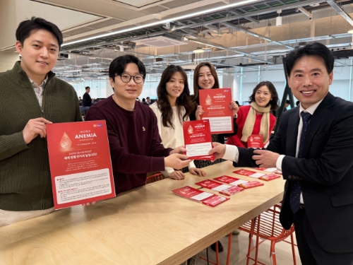  JW중외제약은 오는 13일 ‘세계 빈혈 인식의 날’을 맞아 빈혈 치료 중요성에 대한 인식을 높이기 위해 캠페인을 실시했다. JW중외제약 직원들이 경기도 과천시 소재 JW사옥에서 초콜릿과 빈혈 치료 중요성을 알리는 홍보물을 전달하고 있다. 사진=JW중외제약