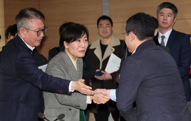 송미령 농림축산식품부 장관(왼쪽 두번째)이 11일 서울 방배동 한국식품산업협회에서 열린 '식품업계 현안 해결을 위한 간담회'에서 참석자들과 인사하고 있다. 사진=연합