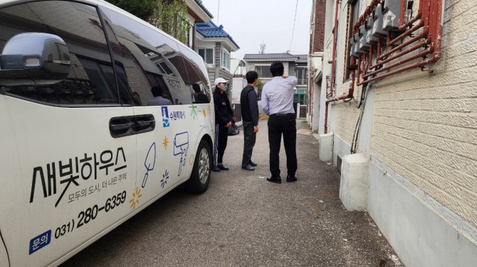 수원 새빛하우스 집수리 지원 사업 대상자 집 방문 컨설팅 모습. 사진=수원특례시