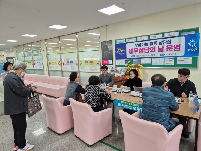 나드리노인복지관에서 이세형 마을세무사(사진 안쪽 맨 우측)가 상담을 진행하고 있다. / 전남 화순군=제공