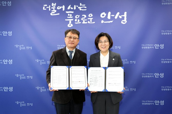 지난 10일 김보라 안성시장(오른쪽)이 심상해 경기도안성교육지원청교육장과 함께 미래교육협력지구 부속합의 협약을 체결한 뒤 기념촬영을 하고 있다. 사진=안성시
