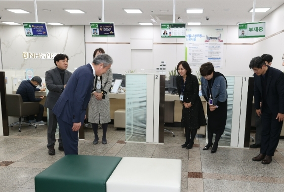 강호동 농협중앙회장이 현장 경영을 위해 방문한 농협은행 영업점에서 지점 직원들과 인사를 하고 있다. 사진=농협중앙회 