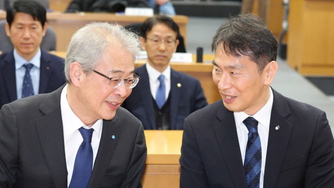 이복현 금융감독원장(오른쪽)이 13일 오전 서울 종로구 한국금융연수원에서 열린 '사외이사 양성 및 역량 강화를 위한 업무협약식'에서 임종룡 우리금융그룹 회장과 대화하고 있다. 사진=뉴시스