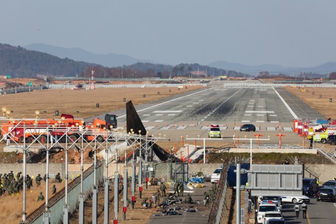 작년 12월30일 전남 무안군 무안국제공항 활주로에 전날 동체 착륙을 시도하다 충돌 후 폭발한 제주항공 여객기의 흔적과 잔해가 남아 있다. 사진=연합뉴스.