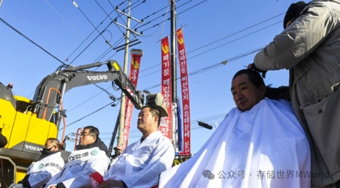 경기도 용인시 원삼면 주민들이 지난 6일 SK하이닉스가 건설 중인 반도체 클러스터와 관련해 집회를 열고 삭발식을 진행하고 있다. 사진=위트디스플레이