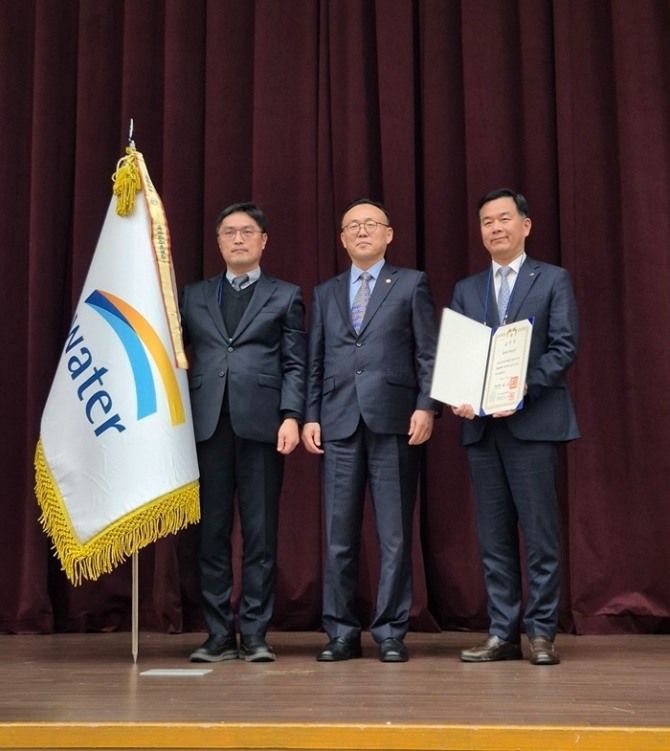 한국수자원공사가 지난 12일 ‘2024년 안전감찰 유공 정부포상’에서 대통령 표창을 받았다. 박석범 한국수자원공사 감사실장(오른쪽) 이한경 행정안전부 재난안전관리본부장(가운데) 등이 기념촬영을 하고 있다. 사진=한국수자원공사