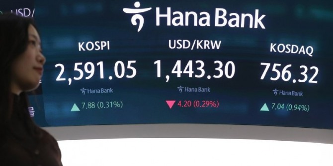 13일 오후 서울 중구 하나은행 딜링룸 전광판에 지수가 표시 되고 있다. 사진=뉴시스